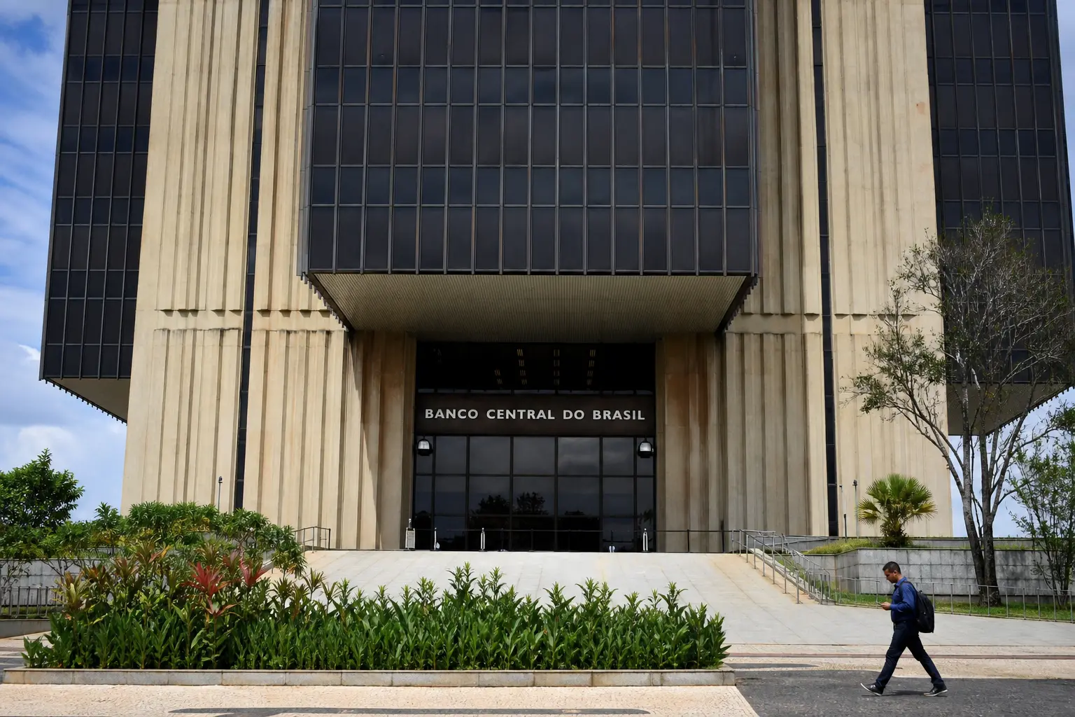 Elektronische Anzeigetafel mit Wechselkursen in einer Bankfiliale in Brasilien