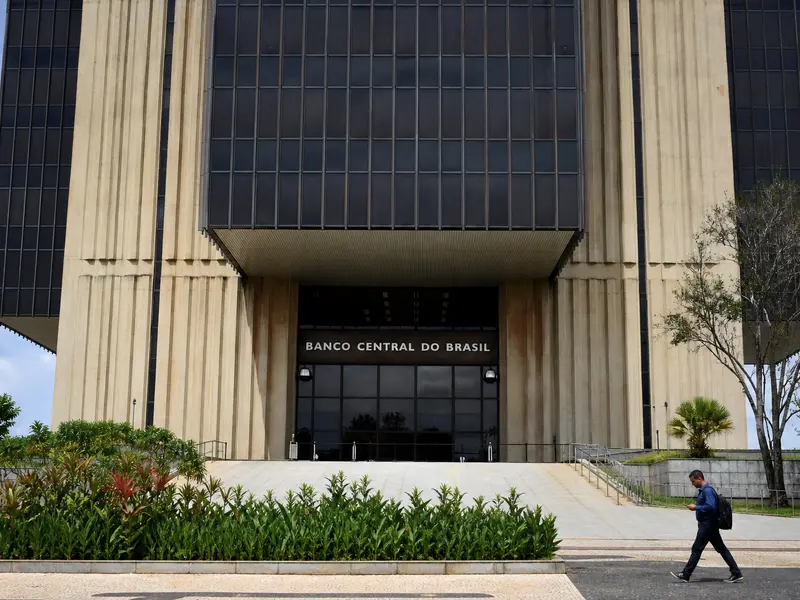 Elektronische Anzeigetafel mit Wechselkursen in einer Bankfiliale in Brasilien