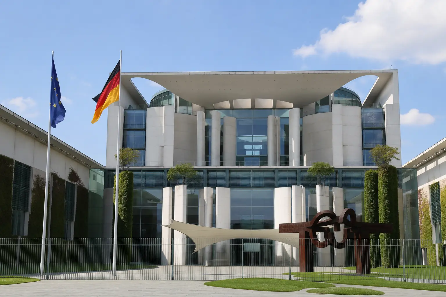 Serverschränke in einem deutschen Rechenzentrum mit laufenden Statusanzeigen
