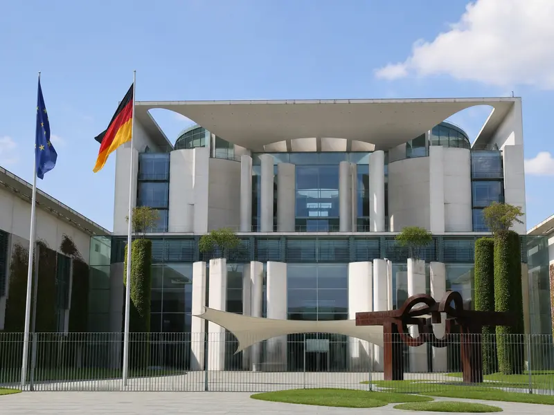 Serverschränke in einem deutschen Rechenzentrum mit laufenden Statusanzeigen
