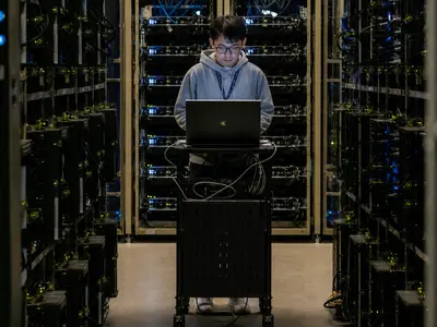 Ein Serverrack in einem Rechenzentrum mit leuchtenden Statusanzeigen