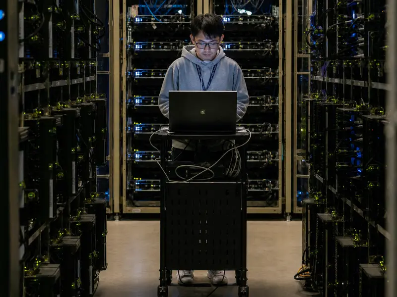 Ein Serverrack in einem Rechenzentrum mit leuchtenden Statusanzeigen