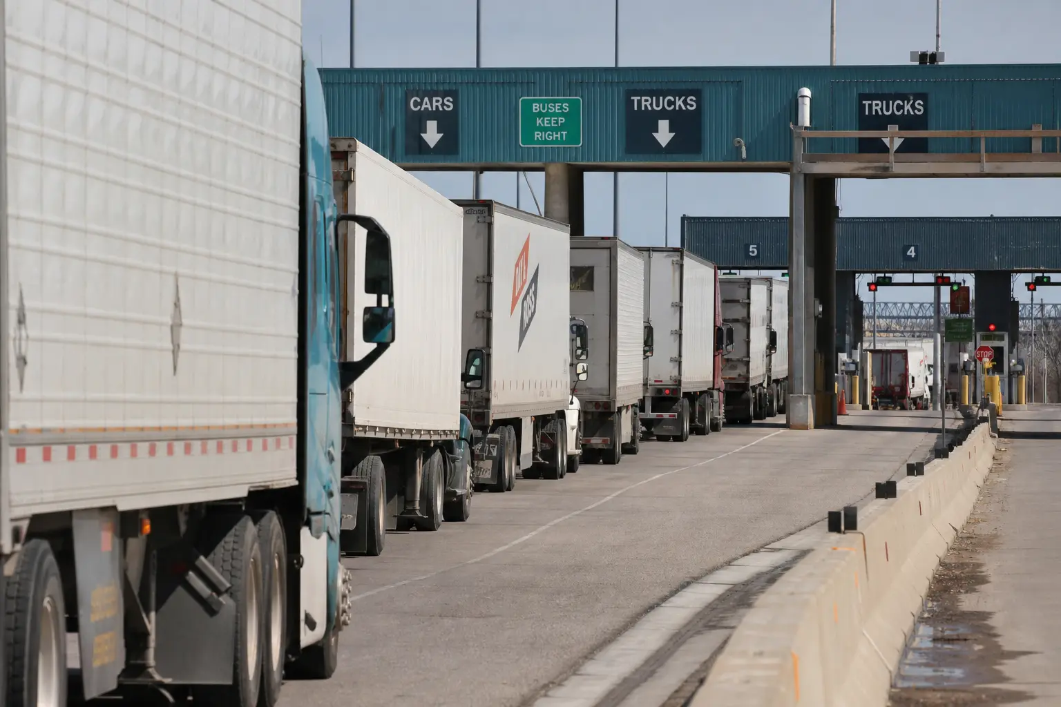 Verladene Holz- und Konsumgüter an einem Grenzterminal zwischen Kanada und den USA