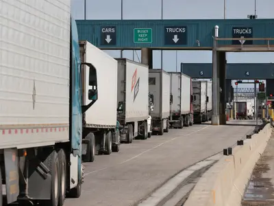 Verladene Holz- und Konsumgüter an einem Grenzterminal zwischen Kanada und den USA
