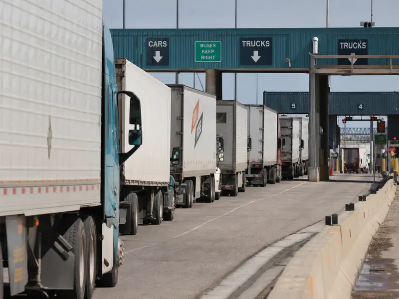 Verladene Holz- und Konsumgüter an einem Grenzterminal zwischen Kanada und den USA